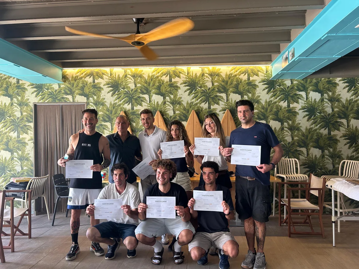 Equipo de restauración con sus diplomas tras completar una formación de bienestar laboral